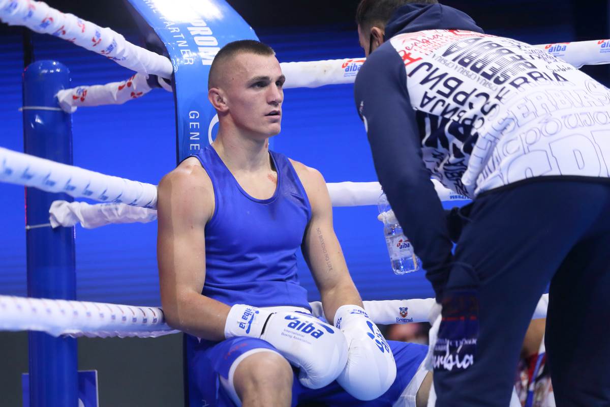 Almir Memić kapiten boks reprezentacije Srbije dobija instrukcije u svom uglu
