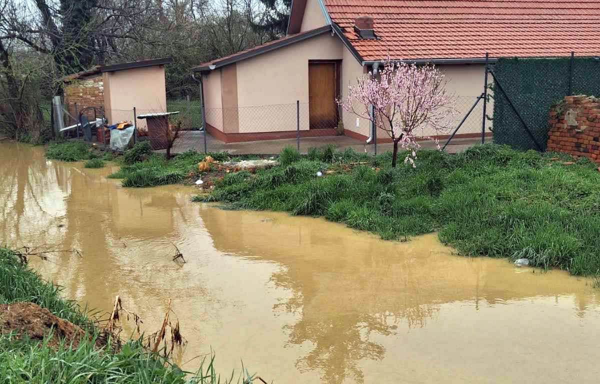 Vanredne situacije u tri okruga, službe na terenu 24 sata 2.jpg