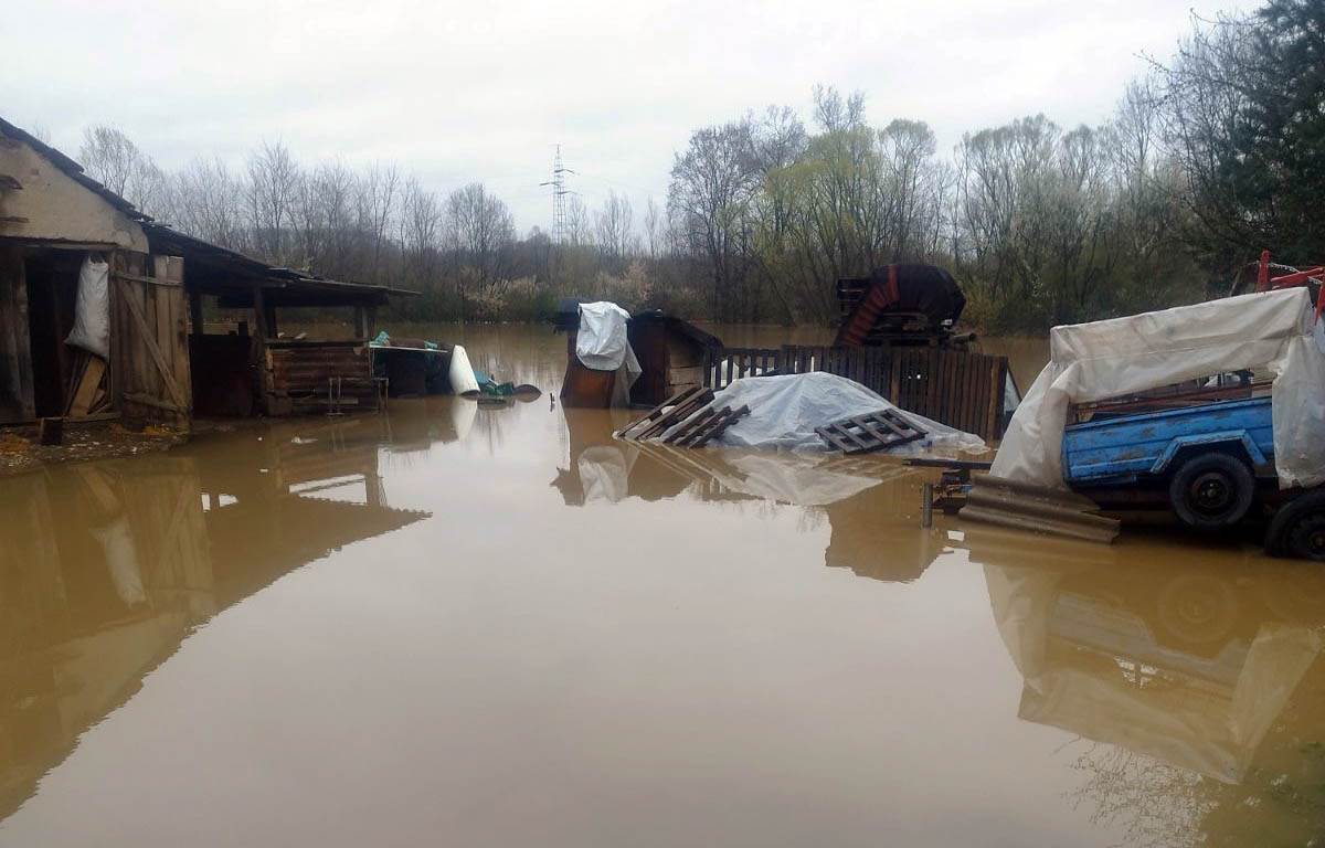 Vanredne situacije u tri okruga, službe na terenu 24 sata 3.jpg