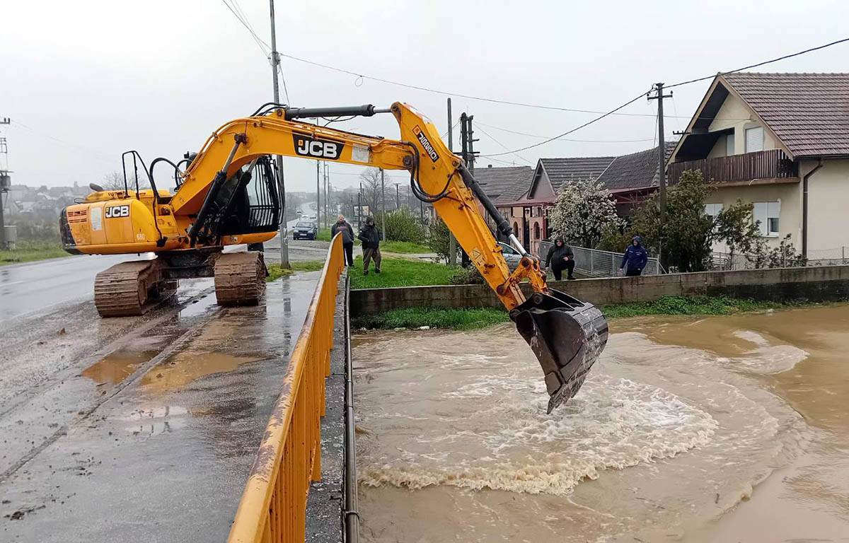 Vanredne situacije u tri okruga, službe na terenu 24 sata 4.jpg
