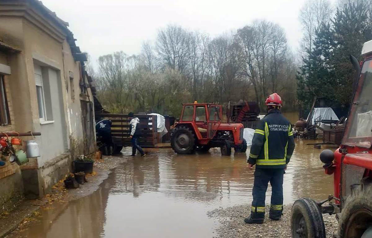 Vanredne situacije u tri okruga, službe na terenu 24 sata 6.jpg