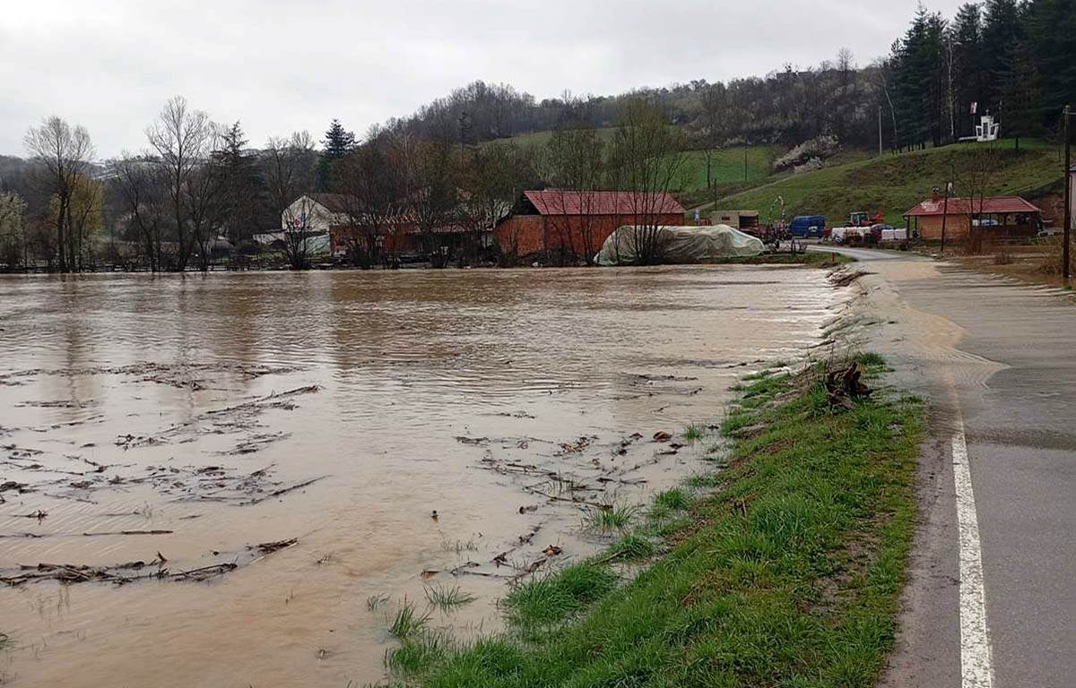 Vanredne situacije u tri okruga, službe na terenu 24 sata 7.jpg