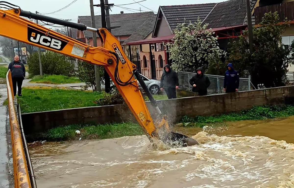 Vanredne situacije u tri okruga, službe na terenu 24 sata 8.jpg