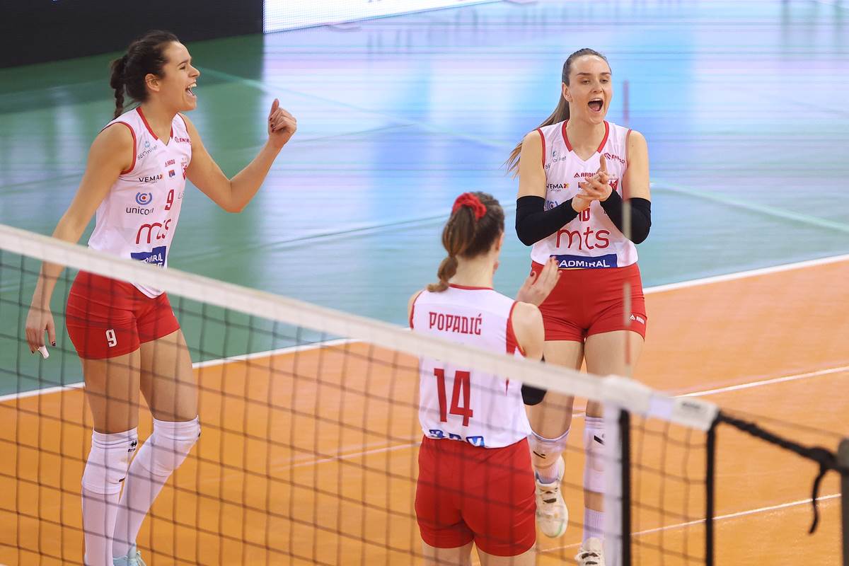 Katarina Stanković i Milica Jovanović odbojkašice Zvezde slave osvajanje poena