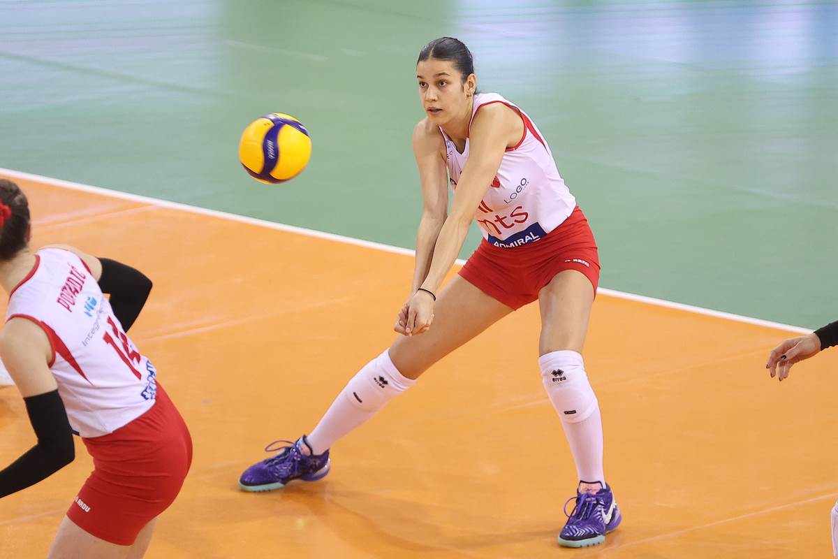 Nađa Antonović odbojkašica Crvene zvezde prima servis