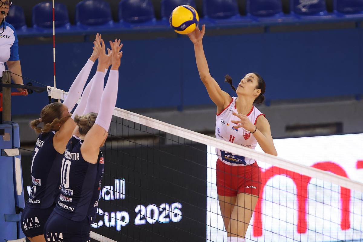 Nađa Antonović smečuje na utakmici Zvezde