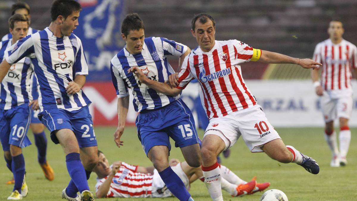 Petar Golubović u duelu protiv Nenada Milijaša na utakmici Zvezda OFK Beograd