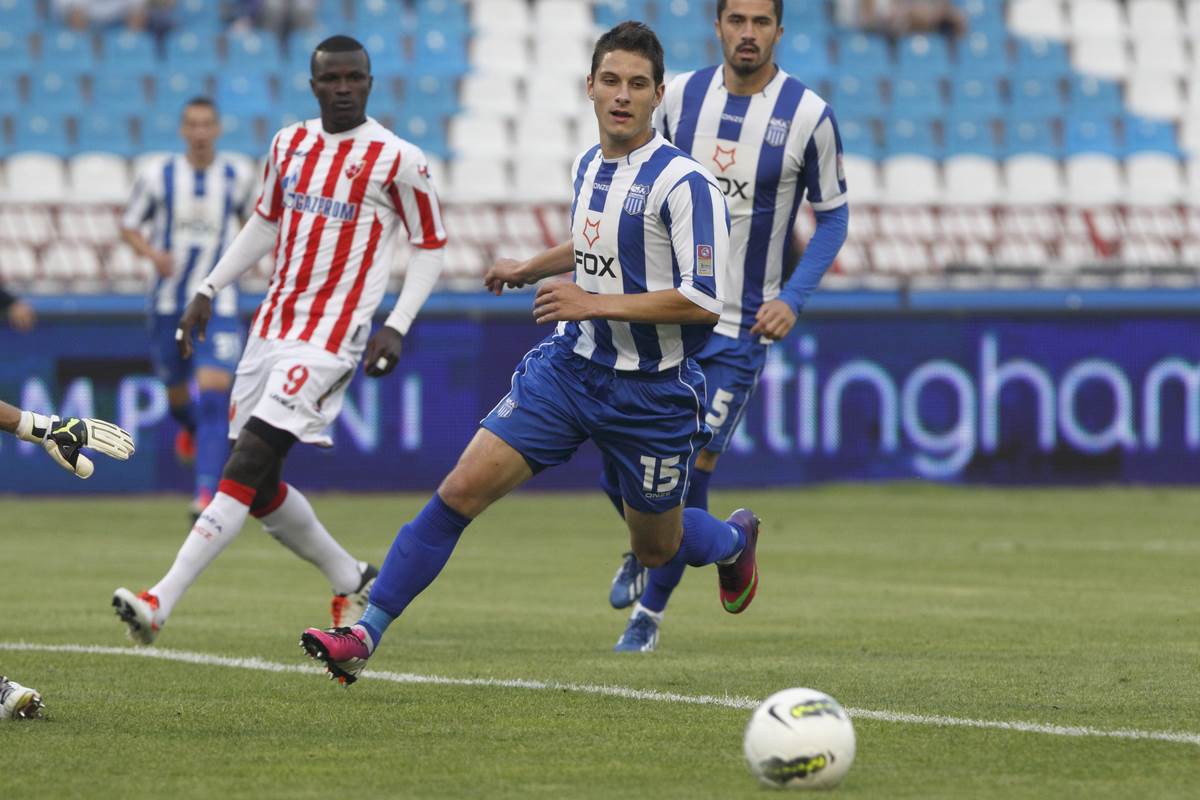 Petar Golubović čuva Abiolu Daudu na meču Zvezda OFK Beograd