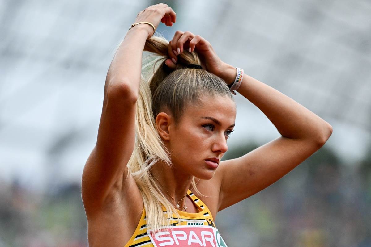 Alisa Šmit vezuje kosu pre trke na Evropskom prvenstvu 2022 godine u Berlinu