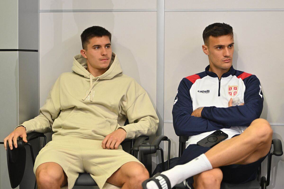 Mladi igrači Srbije prate konferenciju selektora Paunovića