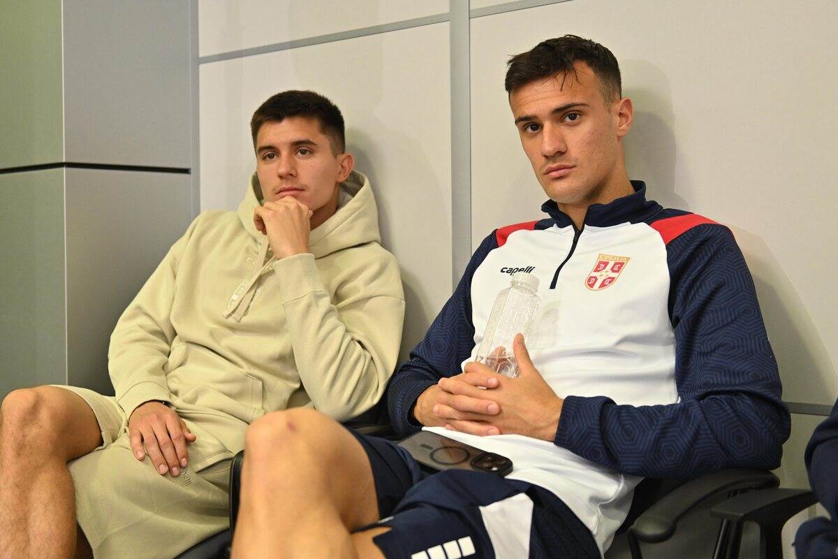 Mladi igrači Srbije prate konferenciju selektora Paunovića