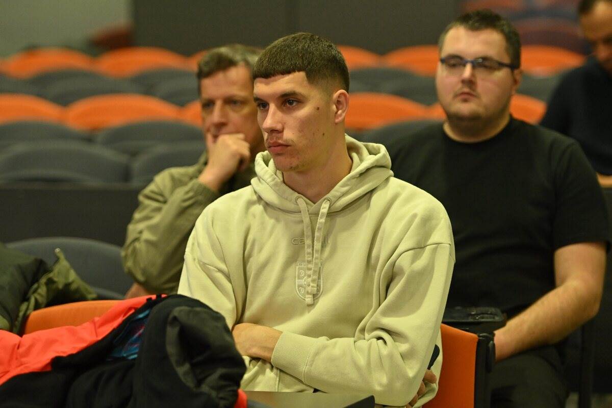 Mladi igrači Srbije prate konferenciju selektora Paunovića