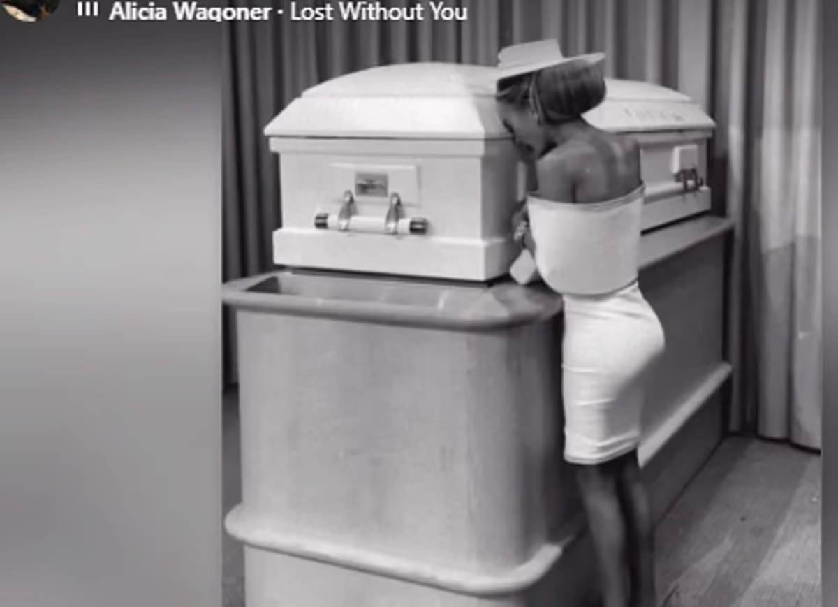 Influenserka sahrana majka