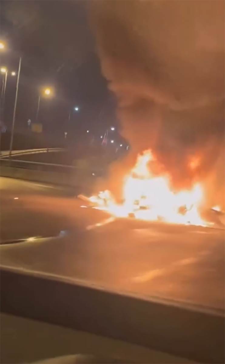 Izgoreo automobil na Mostu na Adi (1).jpg