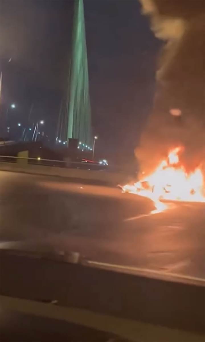 Izgoreo automobil na Mostu na Adi (4).jpg