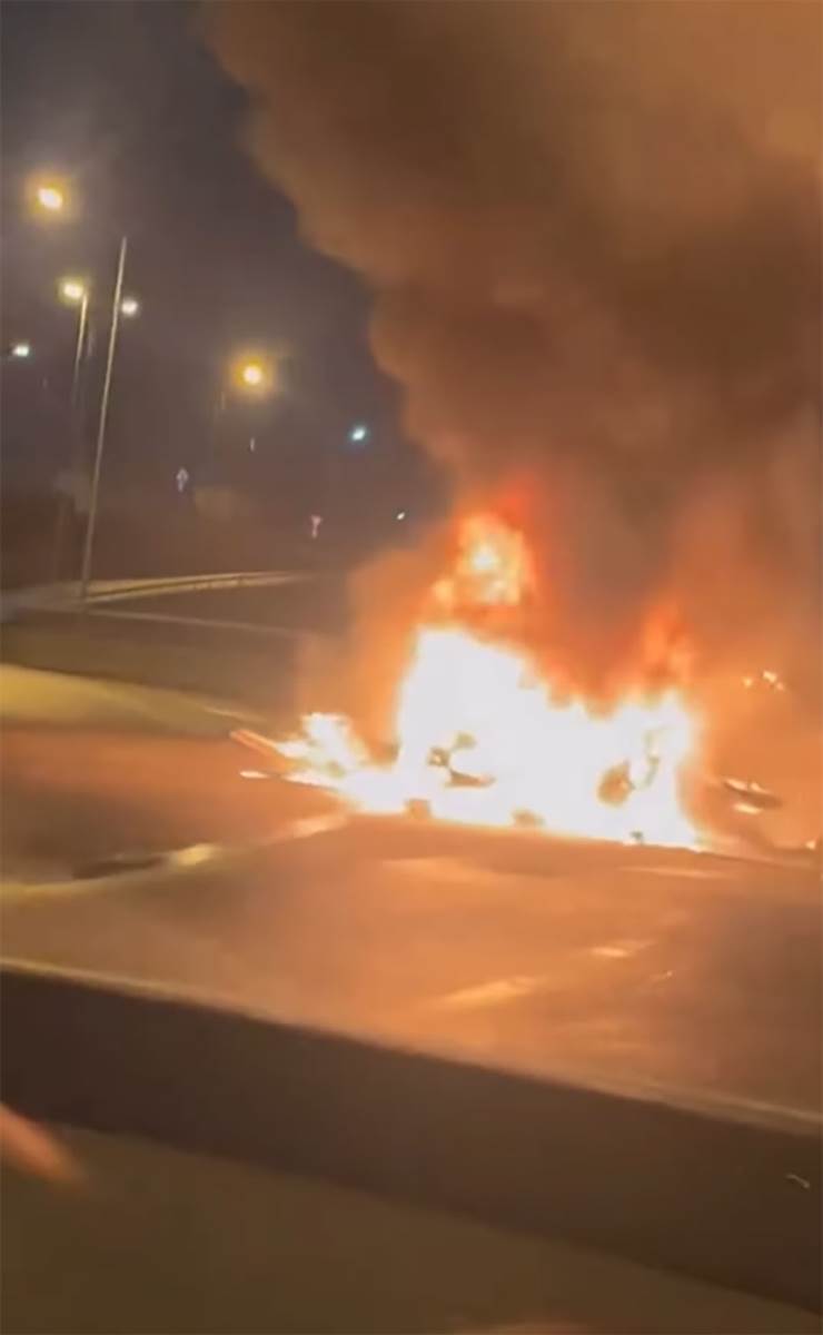 Izgoreo automobil na Mostu na Adi (6).jpg