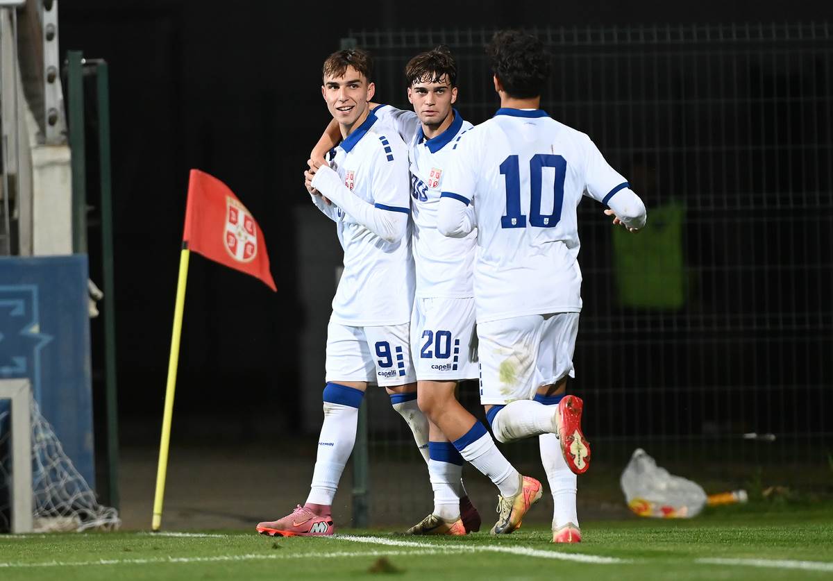 Mihajlo Cvetković slavi gol u dresu Srbije.