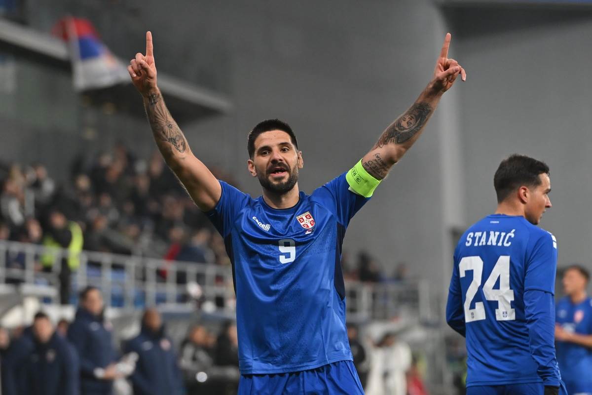 Aleksandar Mitrović slavi gol za Srbiju.