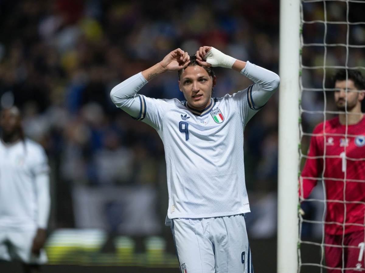 Fudbaler Italije Mateo Retegi tužan zbog promašaja protiv BiH