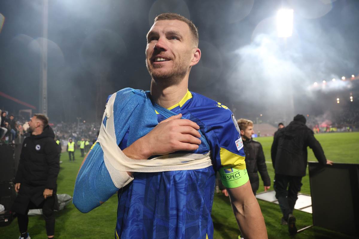 Edin Džeko sa zavijenom rukom slavi pobedu BiH protiv Italije u Zenici