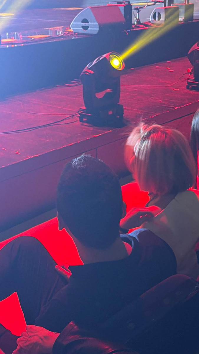 Anđelka Prpić zakasnila na koncert Jakova Jozinovića Stigla sa mužem u poslednji čas