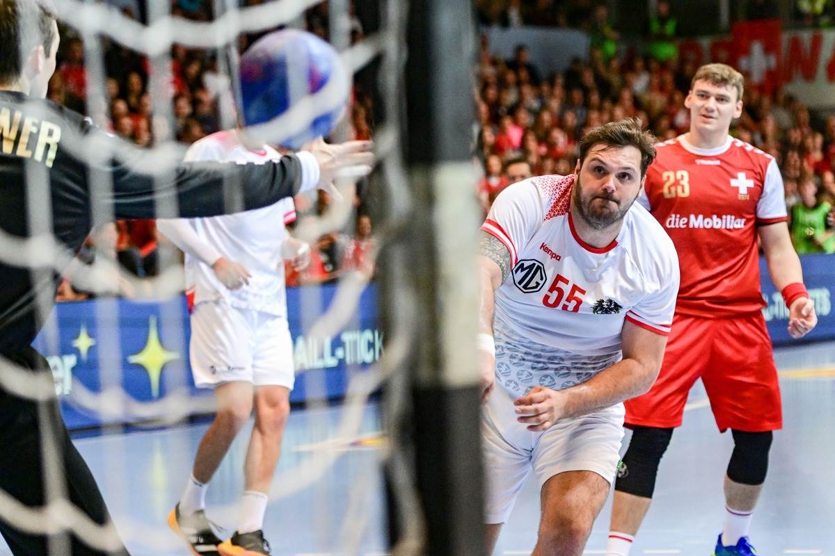 Tobijas Vagner šutira na gol na utakmici Austrija Švajcarska