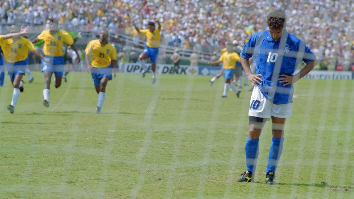Roberto Bađo tuguje zbog promašenog penala u finalu Svetskog prvenstva 1994 godine Brazil Italija