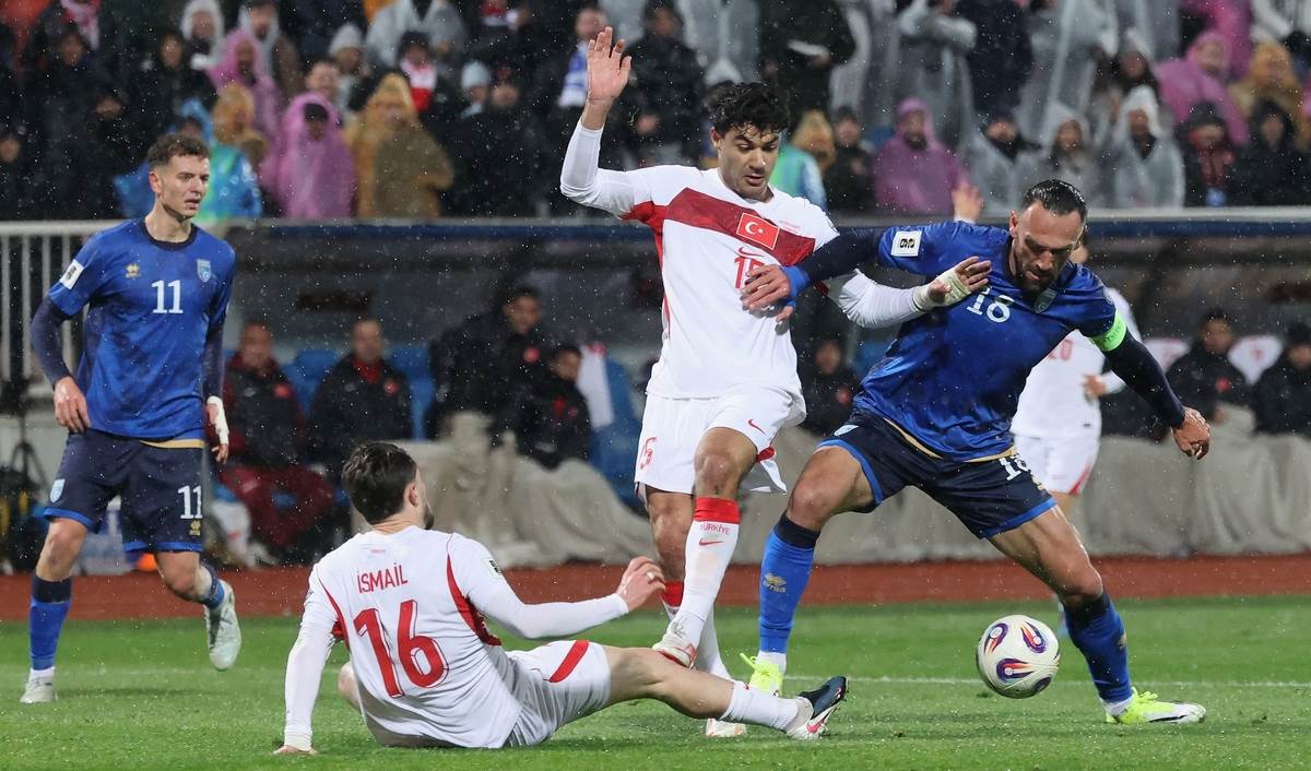 Kapiten Kosova Vedat Murići čuva loptu od turskih igrača u baražu za Svetsko prvenstvo 2026