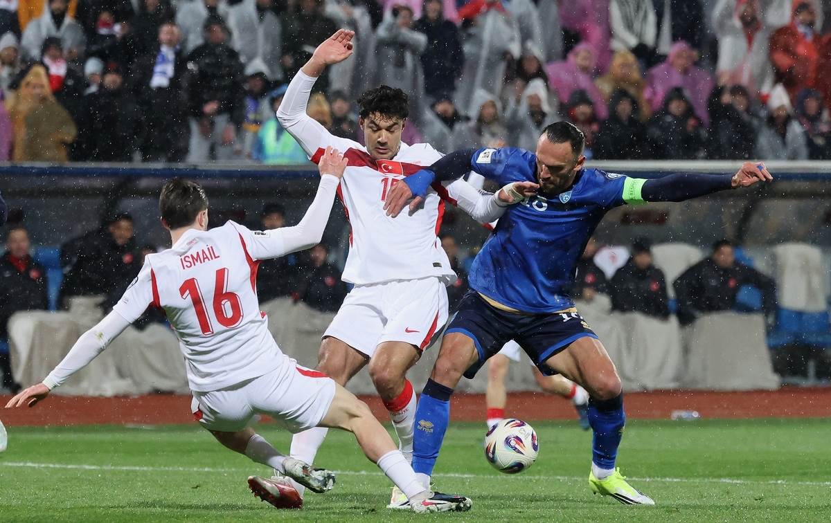 Kapiten Kosova Vedat Murići u duelu protiv turskih igrača u baražu za Svetsko prvenstvo 2026