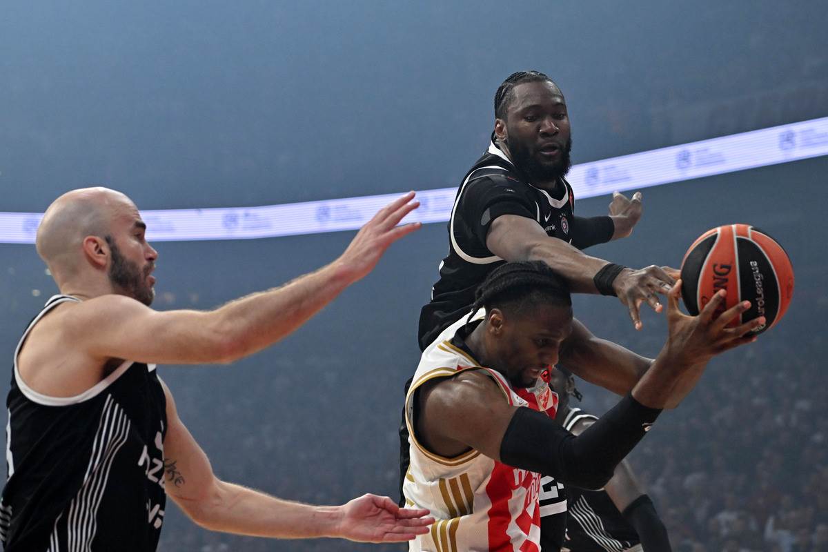 Ebuka Izundu u duelu sa Brunom Fernandom iz Partizana