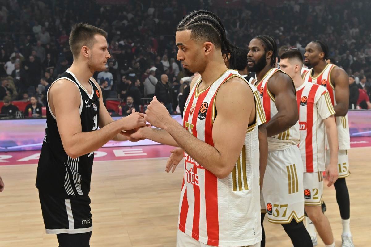 Džordan Nvora se pozdravlja sa Arijanom Lakićem posle derbija Zvezda Partizan