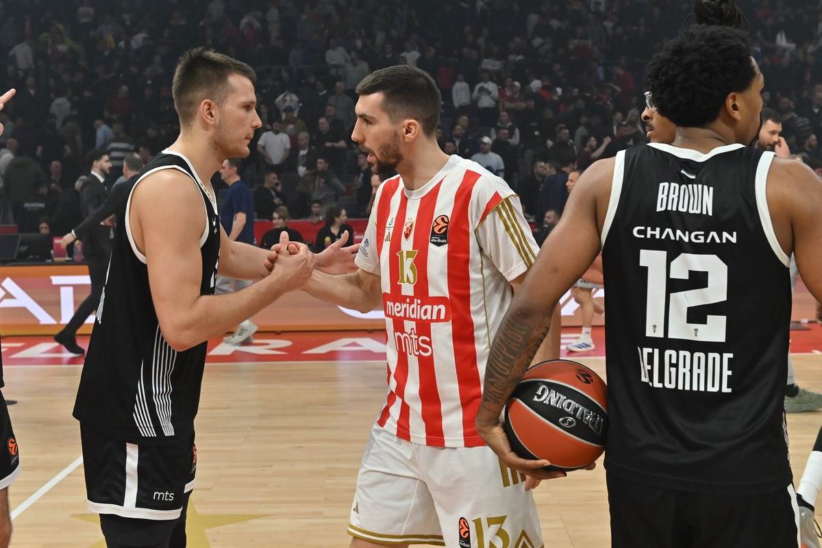 Arijan Lakić i Ognjen Dobrić se pozdravljaju posle derbija Zvezda Partizan