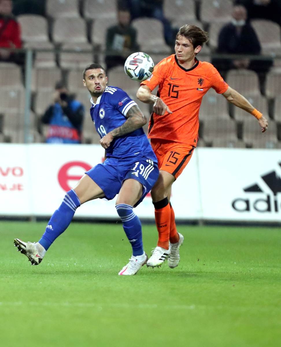 Rade Krunić na utakmici BiH Holandija u duelu protiv Martena De Runa