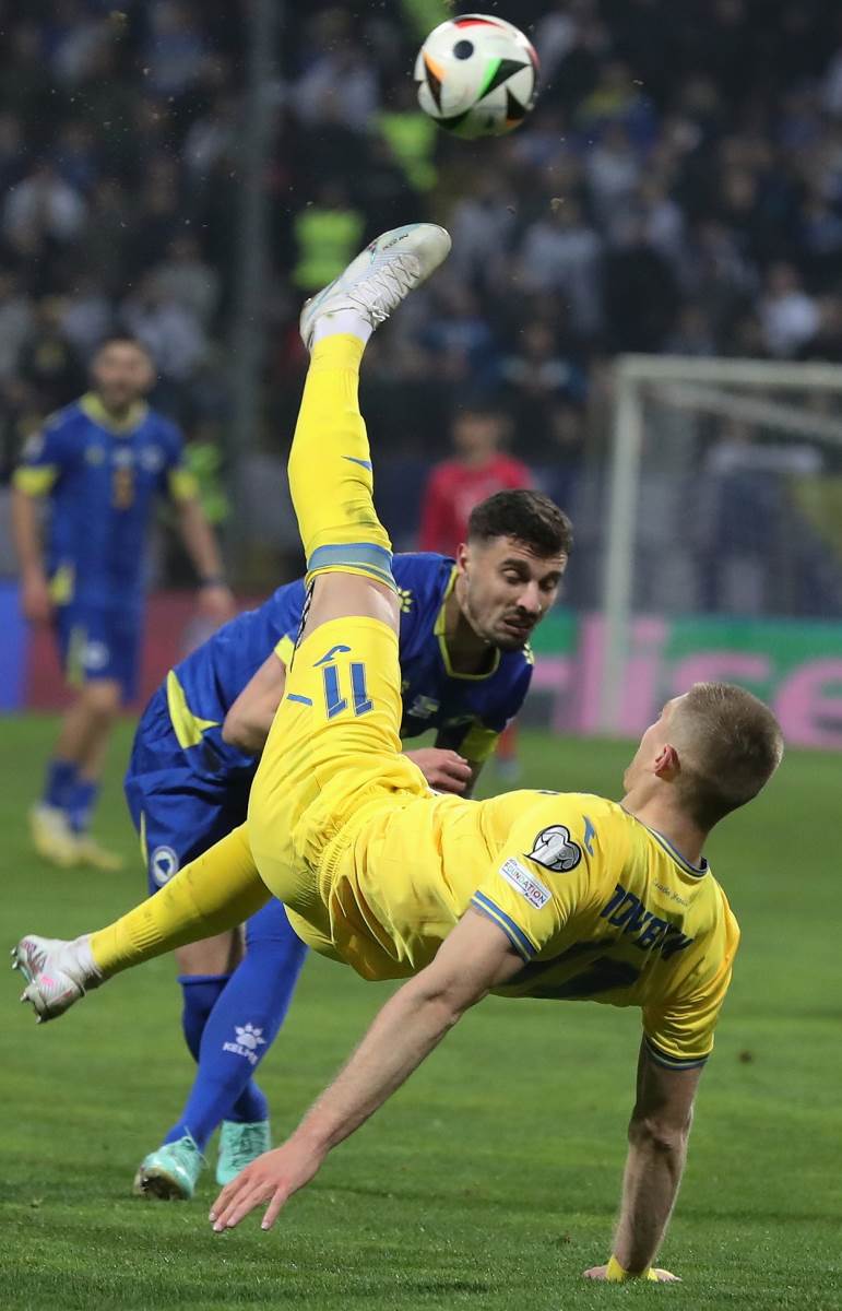 Rade Krunić ide glavom na loptu na utakmici BiH Ukrajin