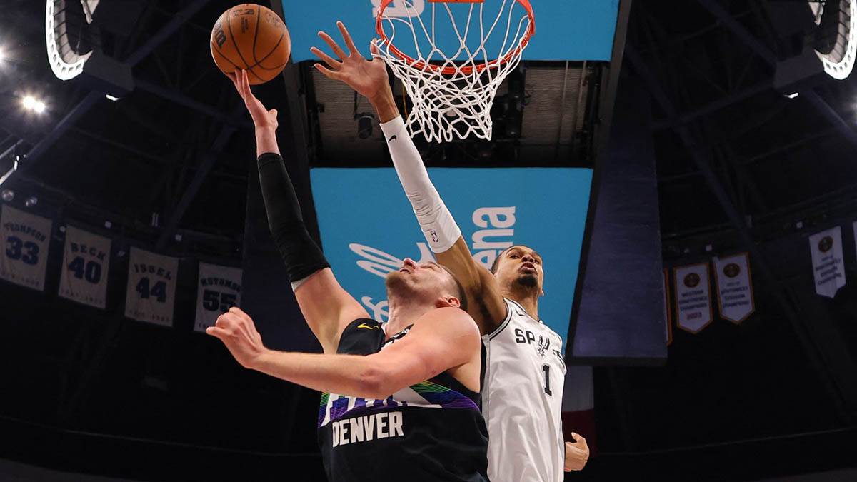 Nikola Jokić i Viktor Vembanjama na meču Denvera i San Antonija