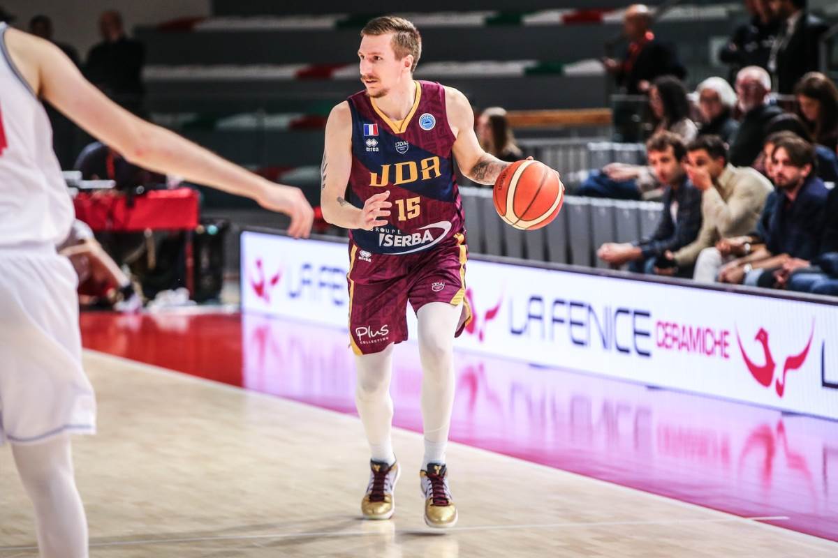 Gregor Hrovat vodi loptu na utakmici Dižona