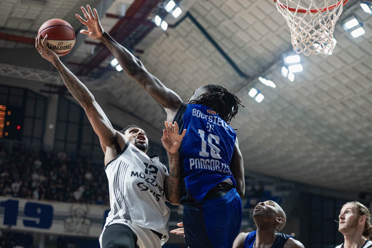 Sterling Braun polaže loptu u prodoru na Budućnost Partizan