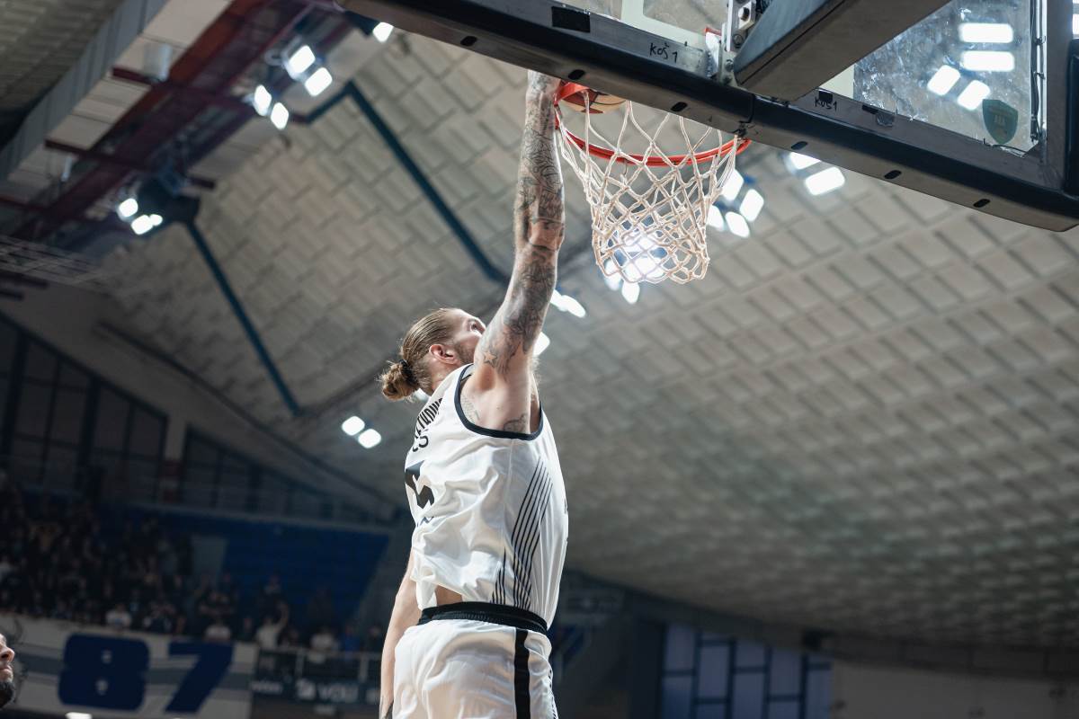 Dilan Osetkovski zakucava na utakmici Budućnost Partizan