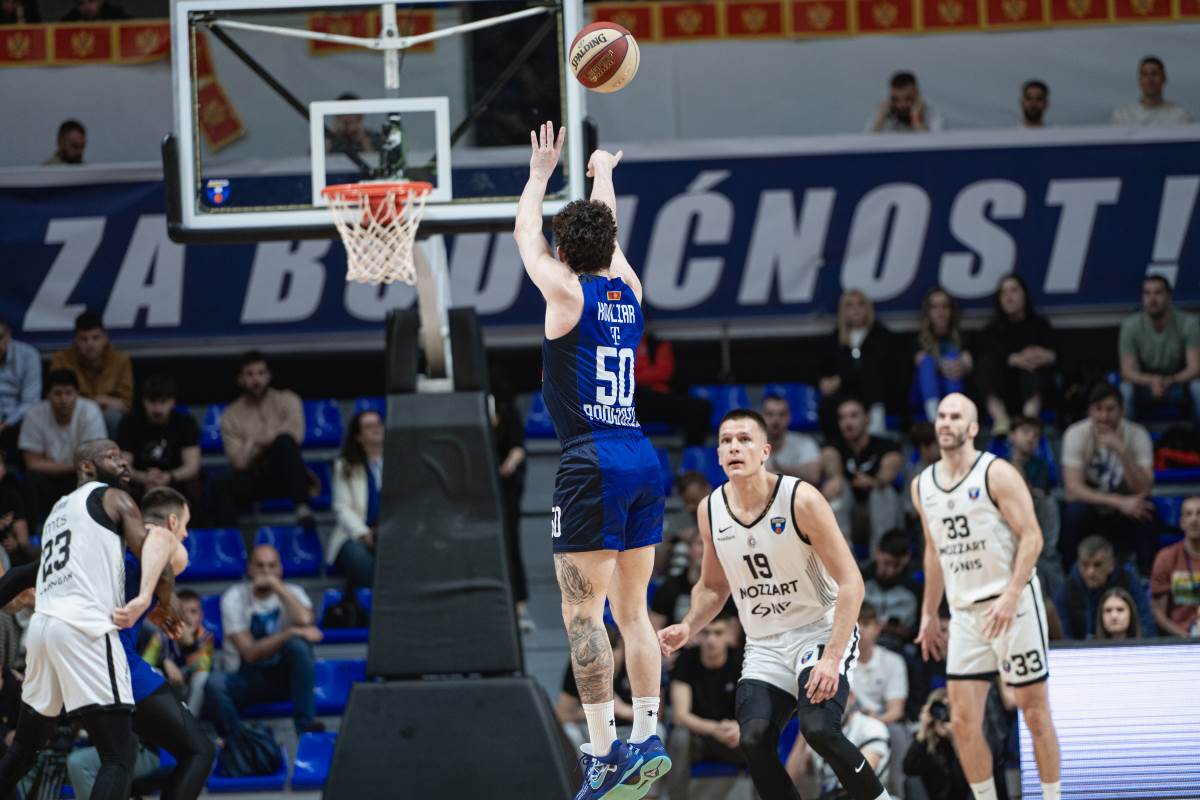 Košarkaš Budućnosti Oleksandr Kovliar šutira trojku protiv Partizana u Morači