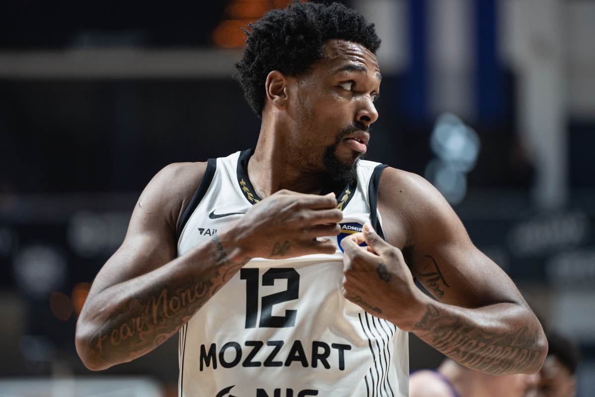 Sterling Braun drži dres na utakmici Budućnost Partizan