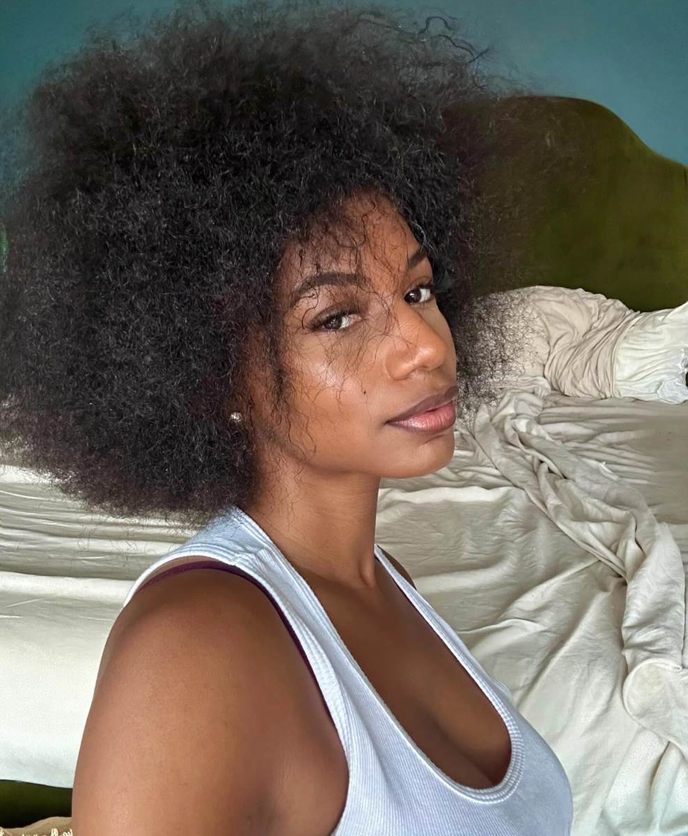 Najlepša NBA voditeljka Tejlor Ruks pozira kraj kreveta