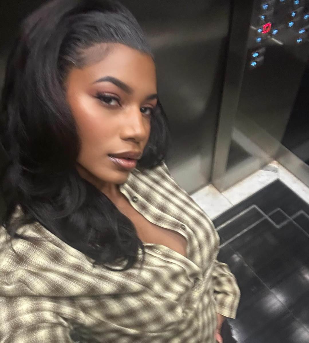 Najlepša NBA voditeljka Tejlor Ruks slika selfi u liftu