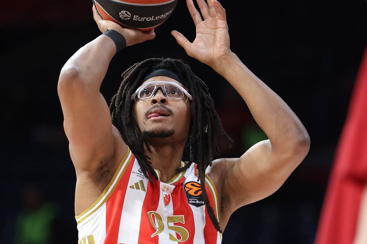 Čima Moneke na utakmici Zvezda Pariz