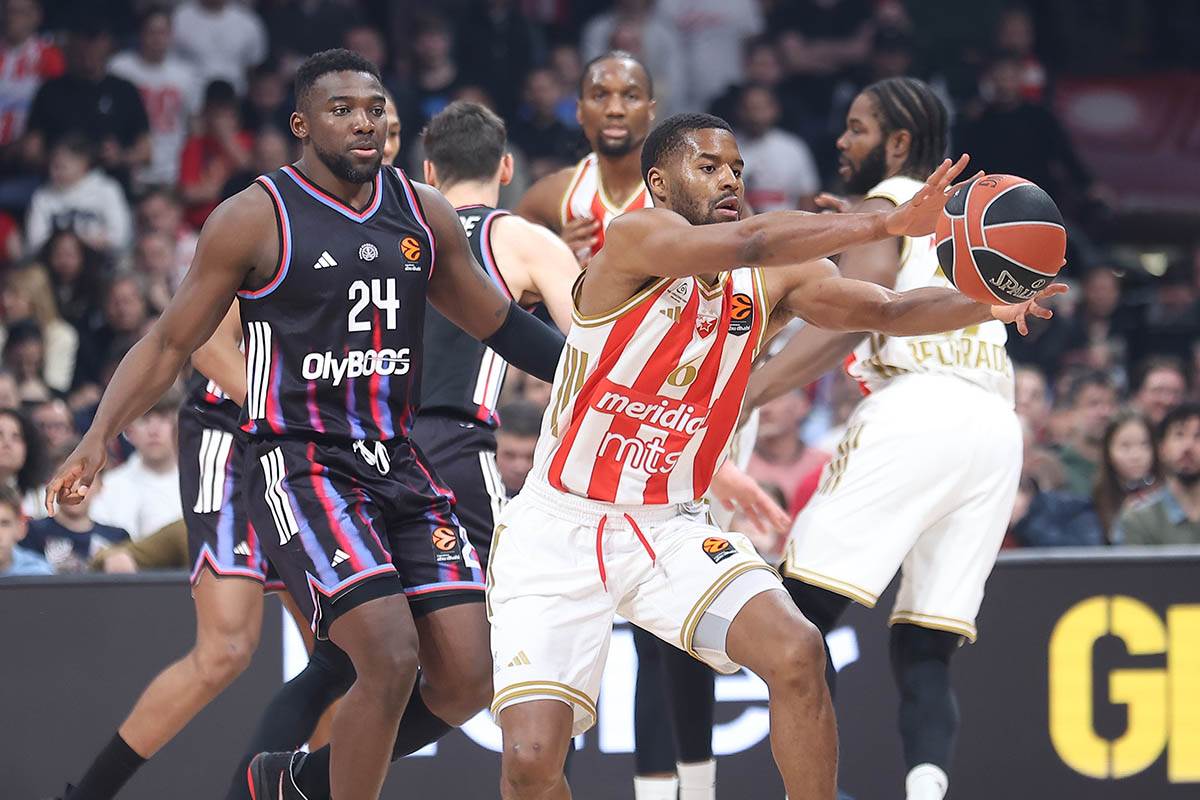 Džered Batler vodi loptu na Zvezda Pariz