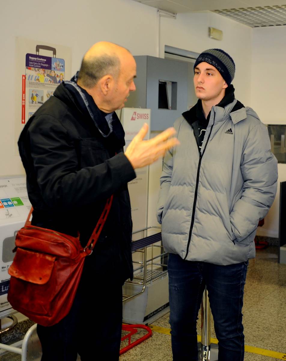 Luka Vujošević sin Duška Vujoševića na aerodromu u Beogradu