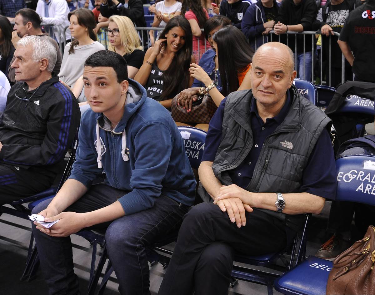 Luka Vujošević sin Duška Vujoševića sa ocem na utakmici Partizana