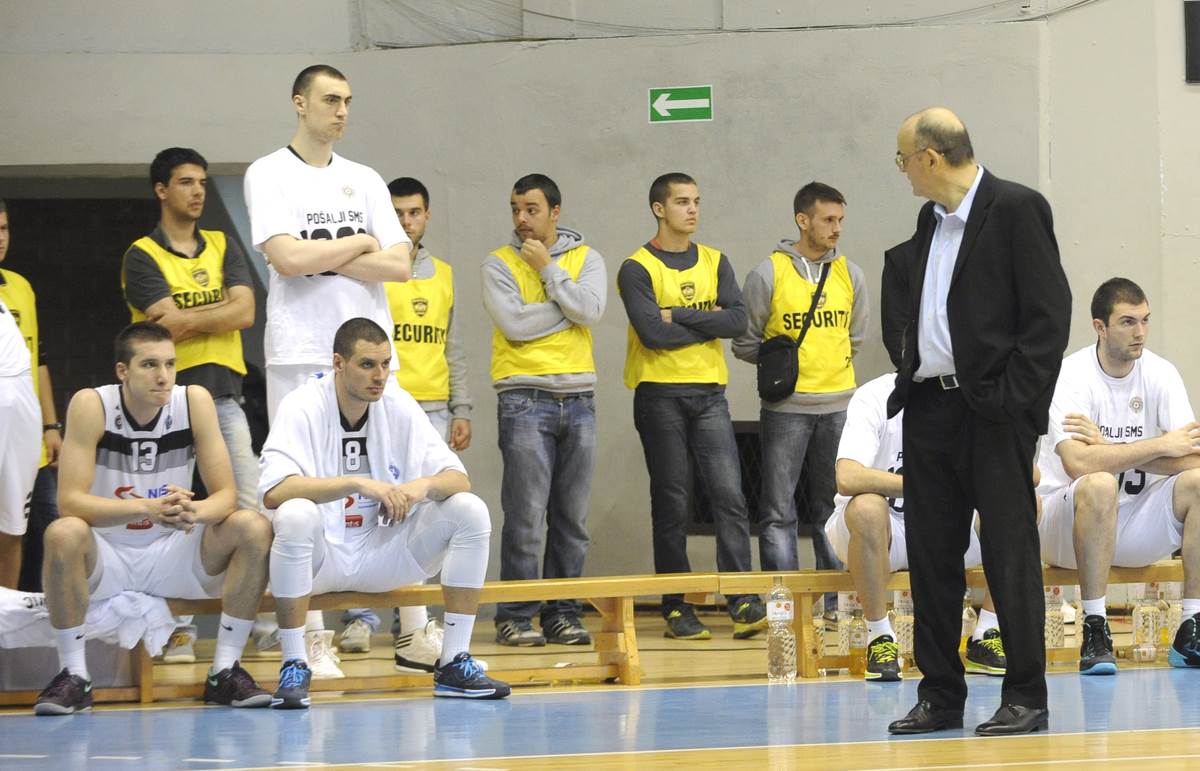 Duško Vujošević gleda Bogdana Bogdanovića na klupi Partizana