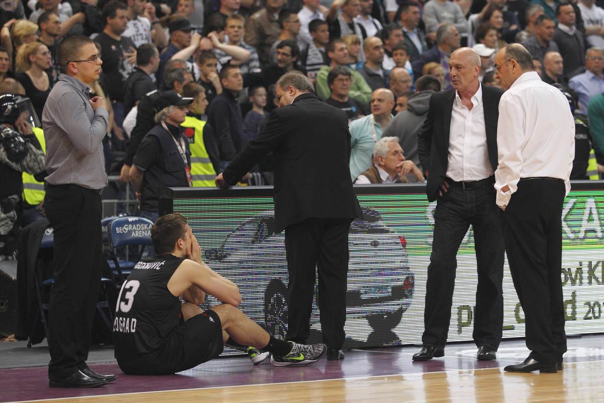 Bogdan Bogdanović se drži za glavu kraj Duška Vujoševića