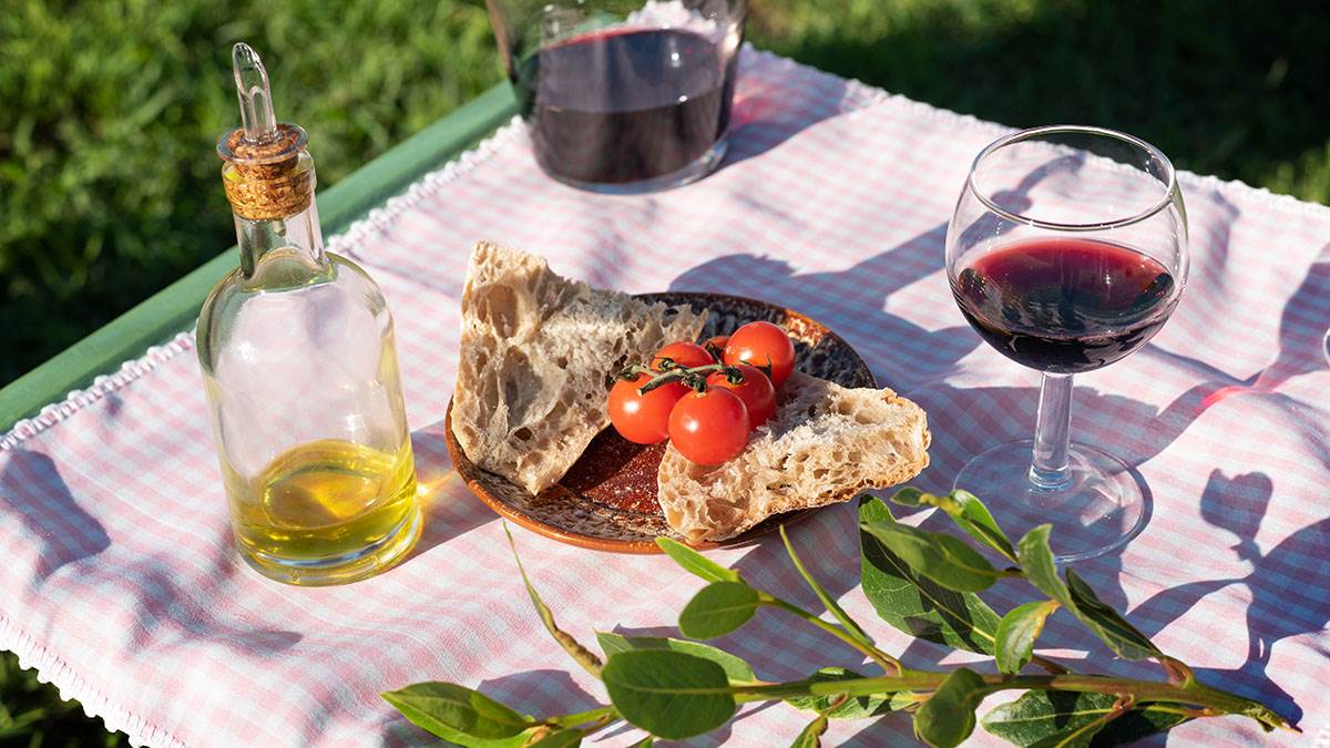 Hleb, čeri, ulje i vino na stolu