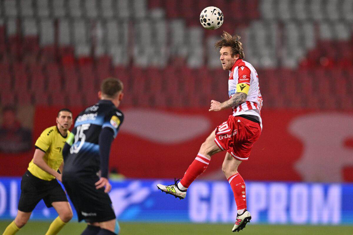 Aleksandar Katai igra glavom na utakmici Crvena zvezda Spartak Subotica